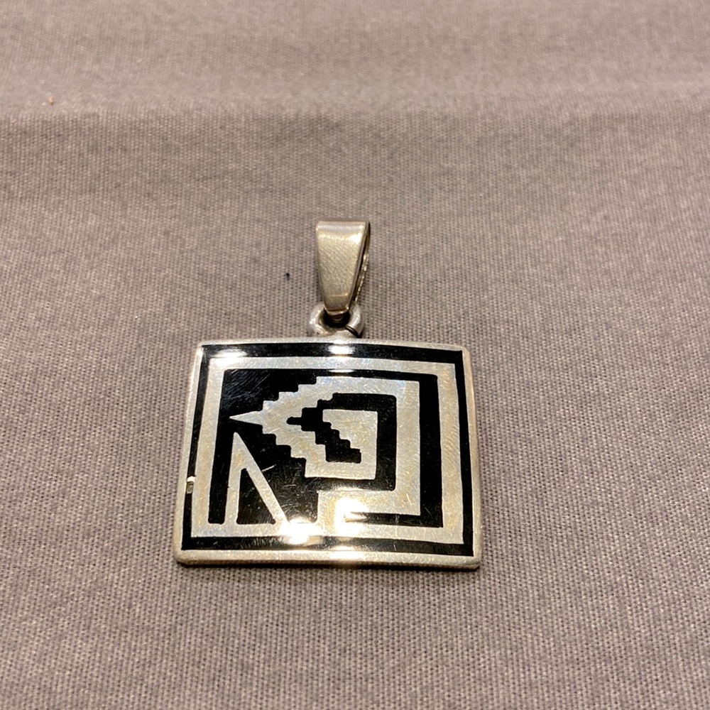 Sterling silver Native American design pendant (925 stamp)